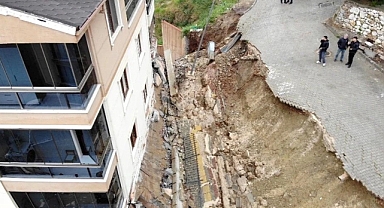 Gemlik'te İstinat Duvarı Apartmanın Üzerine Çöktü, 2 Kişi Yaralandı