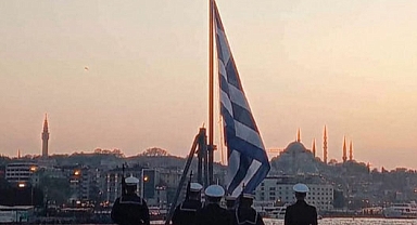 İstanbul'a Gelen Yunan Askerleri Ayasofya Diye Yeni Cami'yi Selamladı