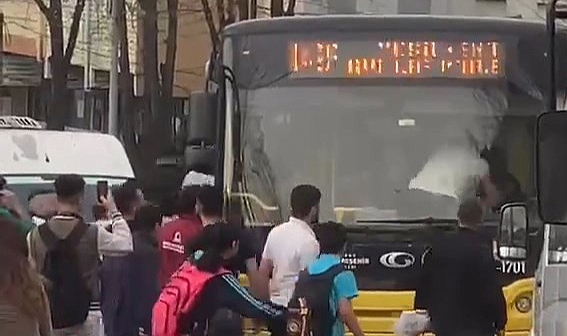 İstanbul'da 3 Maganda, Akan Trafikte İETT Şoförüne Saldırdı