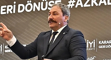 İYİ Parti Genel Başkan Adayı Tolga Akalın Salona Girerken 'Bozkurt Tolga' Sloganları Atıldı