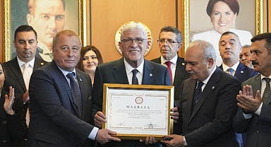 İYİ Parti Genel Başkanı Müsavat Dervişoğlu Mazbatasını Aldı