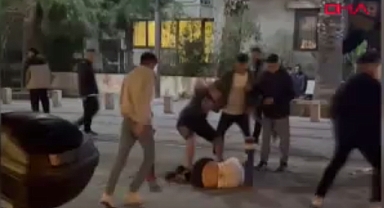 İzmir Karşıyaka'da 2 Genç, Bir Grup Tarafından Öldüresiye Dövüldü