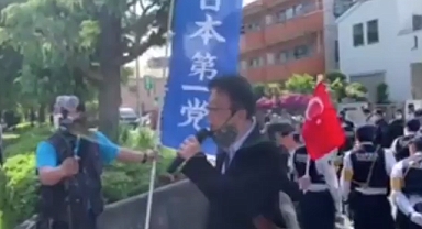 Japonya'da Kürtçü Terör Örgütü PKK Destekçilerine Karşı Türk Bayraklı Gösteri