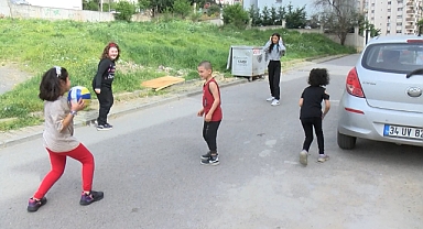 Kartal'da 7 Yaşındaki Çocuk Başıboş Köpeklerin Saldırısına Uğradı: 30 Dikiş Atıldı