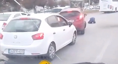 Konya'da Bir Meczup Akan Trafiğin Ortasında Namaz Kıldı