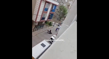 Küçükçekmece'de Bir Şehir Eşkıyası Bıçakla Polise Saldırdı, Ayağından Vurularak Etkisiz Hale Getirildi
