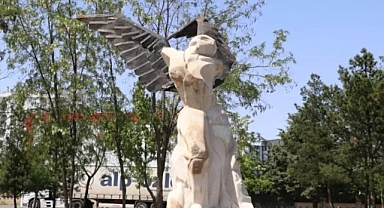 Kürtçü DEM Parti'li Diyarbakır Bağlar Belediyesi, PKK'lı Kadın Teröristlerin Anısına Yapılan Kadın Heykeli Açtı