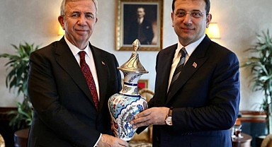 Özgür Özel, 2028'de Cumhurbaşkanı Adaylarını İşaret Etti: İki Forvet