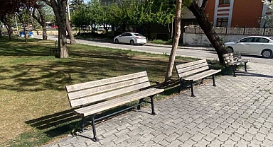 Parkta Oturan Gençlere 'Mahallenin Namusunu Kirlettiniz' Diyerek Makasla Saldırdı