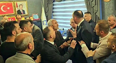 Seçimi Kaybeden YRP'li Başkan Devir Teslimde MHP'li Milletvekiline Çiçek Fırlatıp Küfretti