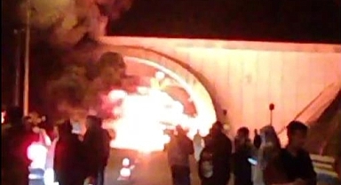 TÜPRAŞ İşçilerini Taşıyan Servis Seyir Halindeyken Alev Aldı: 16 Kişi Hastaneye Kaldırıldı