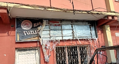 Adana'da CHP'li Karataş Belediye Hizmet Binasına Saldırı: 2 Araç Kundaklandı