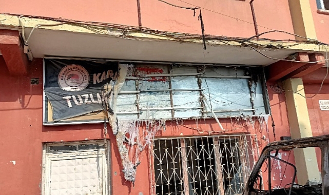Adana'da CHP'li Karataş Belediye Hizmet Binasına Saldırı: 2 Araç Kundaklandı