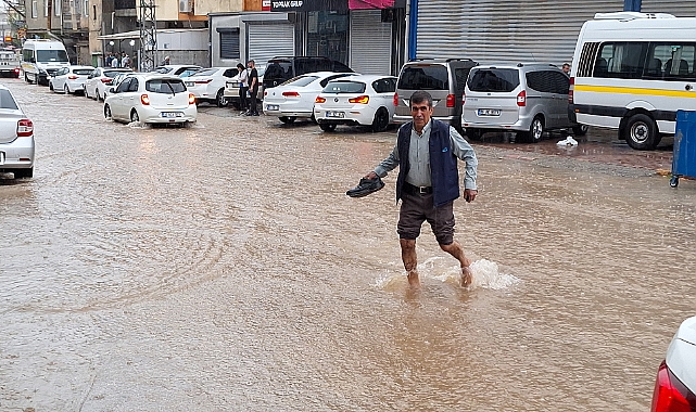Adana'da Sağanak Yağış Sele Döndü: Araçlar Yolda Mahsur Kaldı, İş Yerlerini Su Bastı