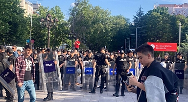 AKP İstibdadı Türk Milletinin Eylem Hakkına Düşman: MEB Önünde Oturma Eylemi Yapan Özel Okul Öğretmenleri Gözaltına Alındı
