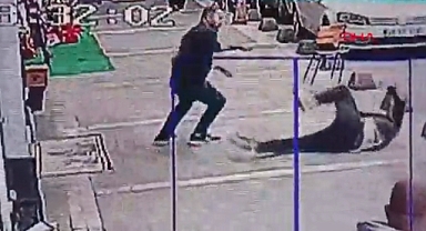Sokak Ortasında Vahşet: Alacaklı Olduğu Adama Keserle Saldırdı