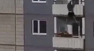 Almanya'da İtalyan Kadını Bıçakla Korkutup Taciz Etmeye Çalışan Tunuslu Göçmen Polisten Kaçmaya Çalışırken 17. Kattan Düştü