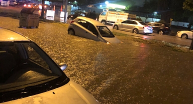 Ankara'da Yaşanan Selde Demetevler'de Yol Çöktü: Bir Araç Göçüğün İçine Düştü