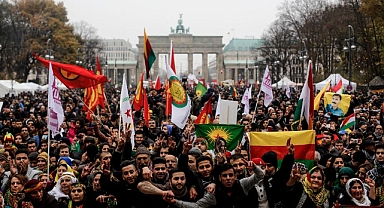Berlin'de Kürtçüler 19 Mayıs Kutlamasını Hazmedemeyip Atatürk'e ve Türklere Hakaret Etti: Kafatasçı Devşirmeler
