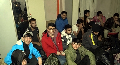 Bu Ne Rahatlık: Polis Baskınına Rağmen Yakalanan Sığınmacılar Kuruyemiş Yemeye Devam Etti