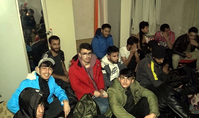 Bu Ne Rahatlık: Polis Baskınına Rağmen Yakalanan Sığınmacılar Kuruyemiş Yemeye Devam Etti