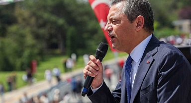 Büyük Emekli Mitingi'nde Konuşan Özgür Özel Hükümete Seslendi: Verdiğiniz Parayla Ev Kirası Verirsen Aç Kalırsın, Karnını Doyurursan Sokakta Kalırsın