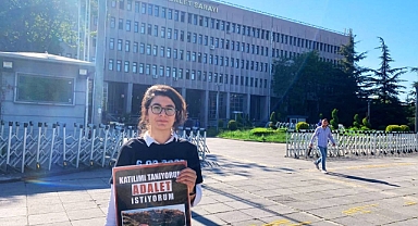 Depremde Yakınlarını Kaybeden Kadının Ankara Adliyesi Önündeki Adalet Arayışına Engel