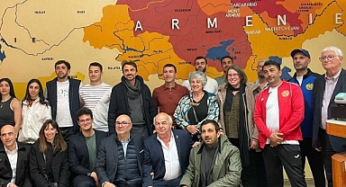 Düşmanlıkta Sınır Yok: Lyon Belediye Başkanı Gregory Doucet, Türkiye'yi Ermenistan'a Ait Gösteren Harita Önünde Poz Verdi