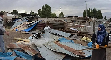 Erzurum'da Hortum Çatıları Uçurdu: Ortalık Savaş Alanına Döndü