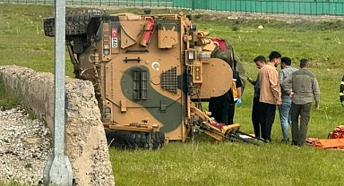 Hakkari'de Askeri Araç Şarampole Yuvarlandı: 2 Kahraman Türk Askeri Yaralandı