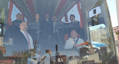 Hatay'a Otobüsle Giden Mehmet Özhaseki'den 'Tasarruf' Şovu: Eskiden 250 Araç Konvoyu, Korumalar Ordusu Oluyordu