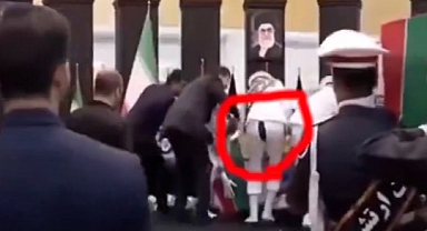 İran'da Faşist Mollabaşı Reisi'nin Cenazesinde Askerlerin Başıbozuk Halleri Gündem Oldu