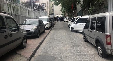 İstanbul Beyoğlu'nda Bir Şahıs 11 Aracın Lastiğini Bıçakla Patlattı: Sokakta Araçlar Olduğu İçin Yoldan Yürümek Zorunda Kaldım, Sinirlenip Lastikleri Bıçakladım