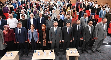 İstiklal Marşı Okunduğu Sırada Ayağa Kalkmayan Akademisyen Açığa Alındı