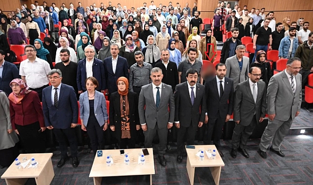 İstiklal Marşı Okunduğu Sırada Ayağa Kalkmayan Akademisyen Açığa Alındı