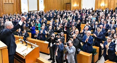 İYİ Parti Grup Toplantısında İlginç Detay: Dervişoğlu'nun Sinan Ateş Hakkındaki Sözlerini Salon Ayakta Alkışladı, 3 Kişi Ayağa Kalkmadı
