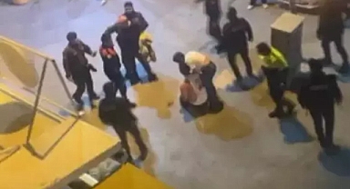 İzmir'de Bir Şahıs Kavgayı Ayıran Polis Memuruna Kafa Attı