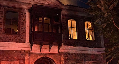 İzmir'de Tarihi Binada Yangın: Mahsur Kalan Kadın Kurtarıldı