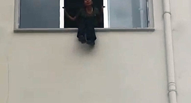 Kahramanmaraş'ta Bir Veli, Taşınması Kararı Alınan Okul İçin Pencereye Çıkıp Atlamaya Kalkıştı