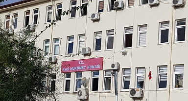 Kaş Adliyesi'nde Başsavcı Kendisiyle Aynı Tuvalete Giren Avukatı Korumasına Zorla Çıkarttırdı