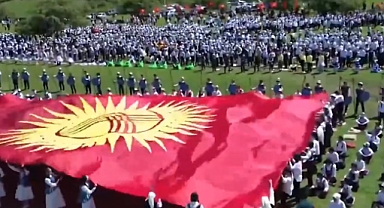 Kırgızistan'da Park Halindeki El Freni Çekilmemiş Kamyon, Manas Destanı'nı Canlandıran Öğrencilere Çarptı
