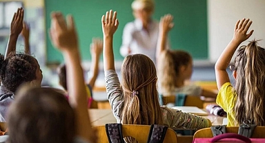 Öğretmenlere Yeni Sosyal Medya Yasakları Geliyor: Fenomen Öğretmenlere Kınama Cezası