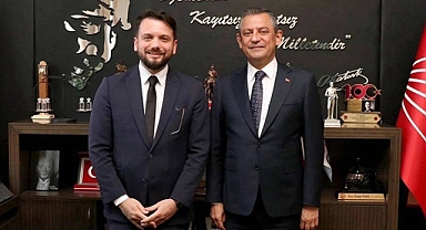 Özgür Özel'den AKP Trolü Taha Hüseyin Karagöz'ün Ziyaretine İlişkin Açıklama: Nikah Davetiyesi Verdi