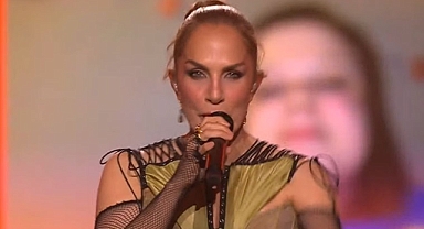 Sertab Erener 21 Yıl Sonra Eurovision'da 'Everyway That I Can' Şarkısını Söyledi