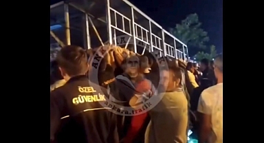 Ankara'daki Fırtınada Reklam Tabelası Vatandaşların Üzerine Devrildi