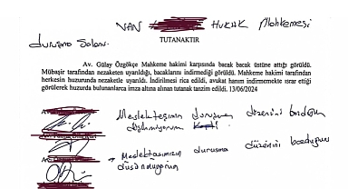 Bir Hakim, Duruşma Salonunda Bacak Bacak Üstüne Attığı İçin Kadın Avukat Hakkında Tutanak Tutturdu
