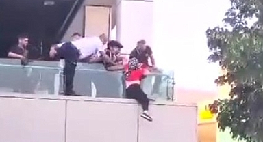Bursa'da AVM'nin İkinci Katındaki Balkona Çıkarak İntihar Etmeye Yeltenen Kadın Vatandaşlar Tarafından Kurtarıldı