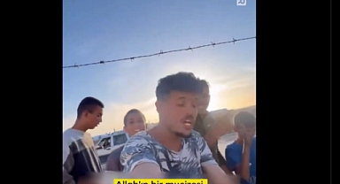 Çadır Kurmak için Toprağı Kazıp Suyla Karşılaşan Gazzelilerin Boruyu Kestiği Görüldü: TRT Haber 'Allah'ın Mucizesi, İçilecek Su Çıktı' Diyerek Paylaştı