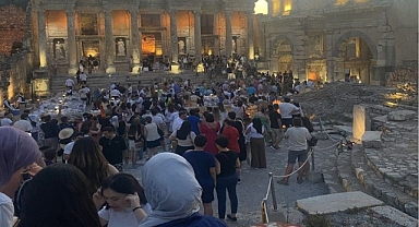 Efes Antik Kenti'nde 'Özel Davet' Gerginliği: Kütüphaneye Alınmayan Vatandaşlar Tepki Gösterdi, Müze Yönetimi Işıkları Söndürdü