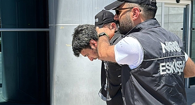 Eskişehir'de Polisi Görünce Kaçan İranlı Şüphelinin Arabasından Uyuşturucu Çıktı